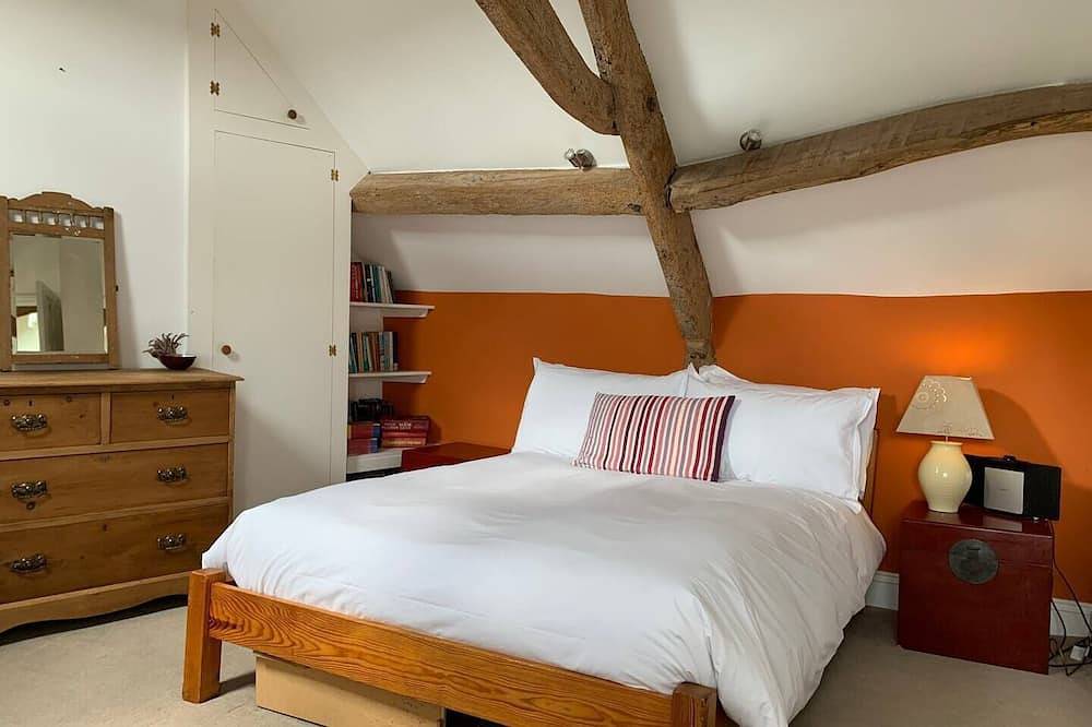 Traditional Cotswold cottage with stunning views and walking in Stroud, Gloucestershire