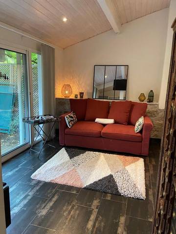 Gîte pour 4 personnes, avec jardin et piscine à Berrias-et-Casteljau