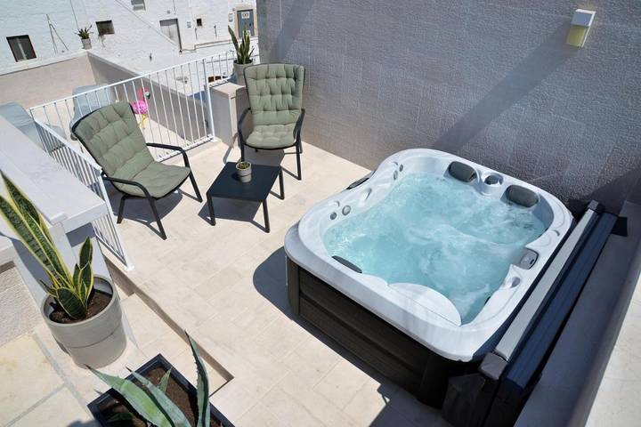 Maison d’hôte pour 2 personnes, avec Balcon et Jacuzzi ainsi que Terrasse et Piscine