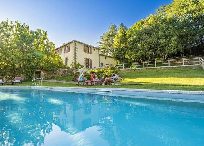 Chambre d’hôte pour 5 personnes, avec piscine ainsi que vue et jardin à Montfaucon-Montigné