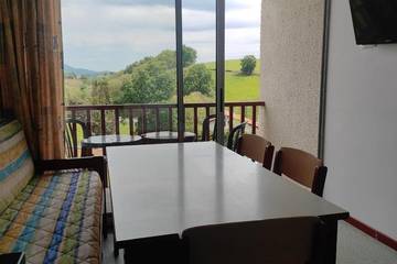 Gîte pour 5 personnes, avec terrasse ainsi que piscine et vue, animaux acceptés à Souraïde