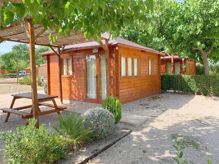 Location de vacances pour 3 personnes, avec terrasse et piscine ainsi que bassin pour enfant et jardin à Arnes - 2