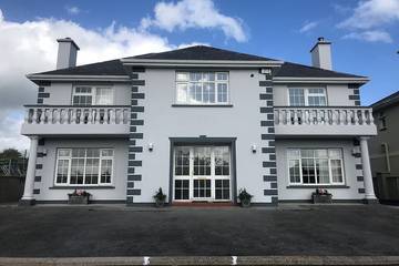 Ferienhaus für 14 Personen, mit Balkon und Garten in Killarney