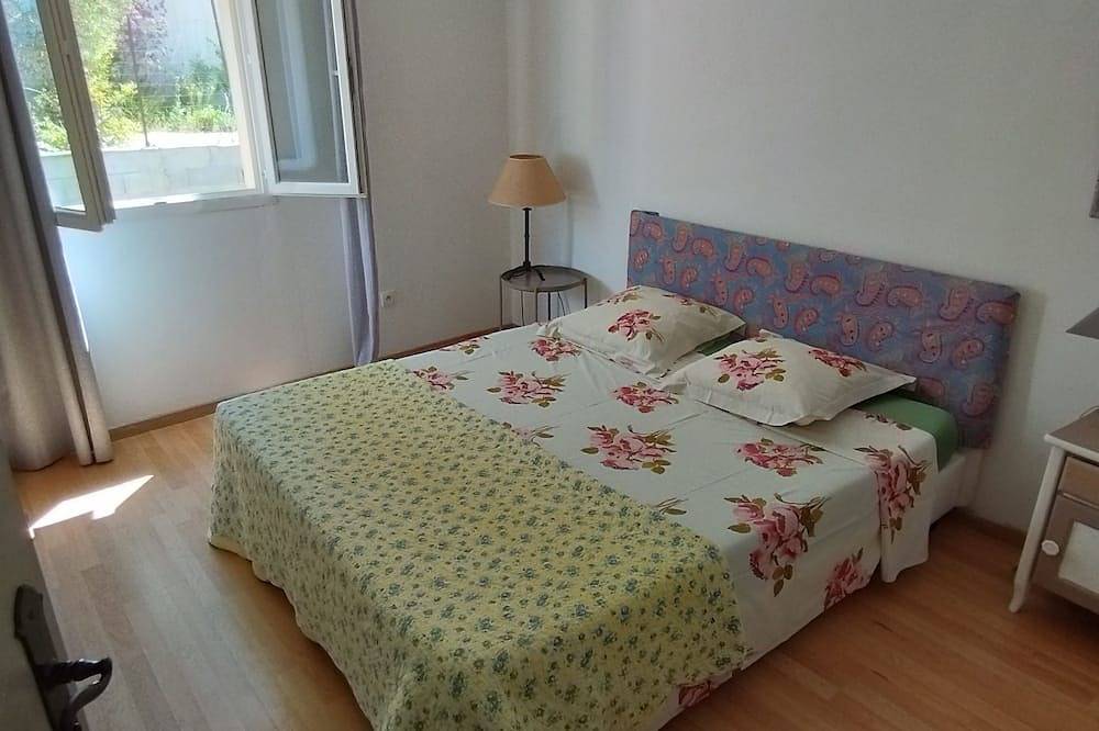 Villa 130 m2, pool and terrace, facing the sea, on 1300m2 of wooded grounds. in La Madrague, Hyeres