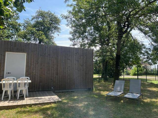 Camping pour 4 personnes, avec piscine et terrasse ainsi que jacuzzi et jardin