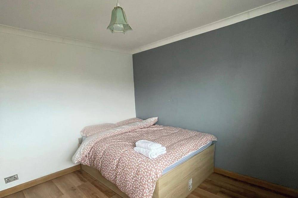 3-Bed Barnwell Retreat- Sleeps 6, Garden & Parking in Stevenage, Hertfordshire