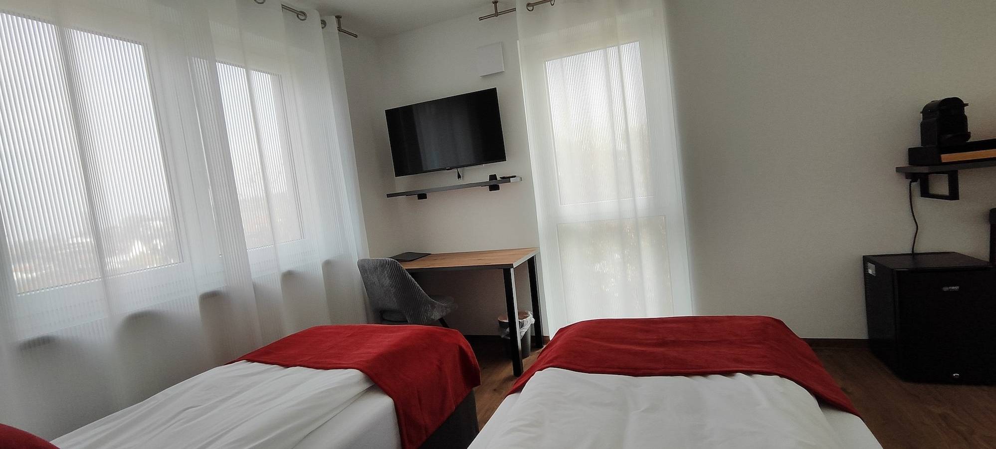 Ganze Ferienwohnung, Doppel-/Zweibettzimmer mit Balkon in Sondelfingen, Reutlingen