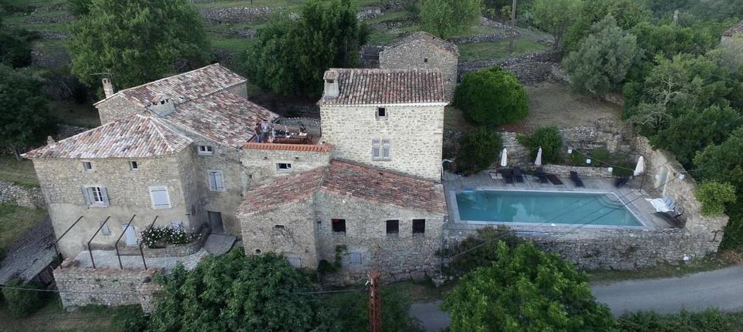 Chambre d’hôte pour 4 personnes, avec Terrasse et Jardin ainsi que Piscine et Vue