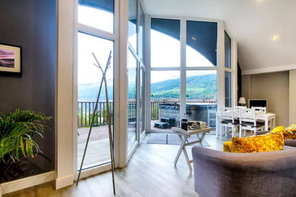 Thelodge - sleeps 4 guests  in 2 bedrooms in Loch Lomond, Argyll & Bute