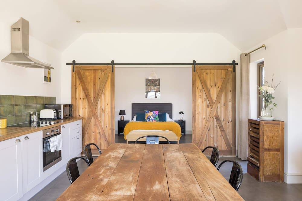 Stylish cottage, countryside views, wood burning hot tub, 20 mins to Cambridge in Croydon (Cambridgeshire), Cambridgeshire