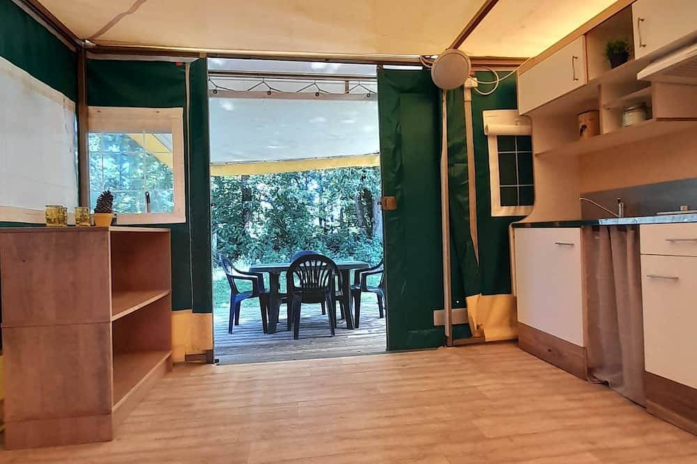 Tente Pagan. Sur terrain plat et ombragé, avec piscine. Au calme. in Fajoles, Quercy