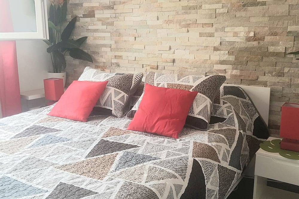 Entire apartment, T3 apartment with air-conditioning+Box wifi Fibre+ Sat Eur terrace lake view (classified) in Sainte-Croix-du-Verdon, Verdon Regional Natural Park