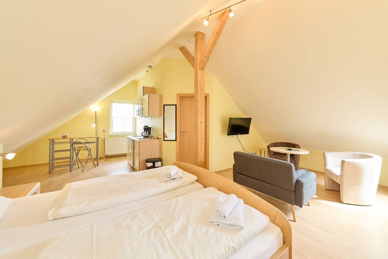 Geheel appartement, Vakantieappartement voor 2 personen met terras in Lieser, Bernkastel-Kues en Omgeving