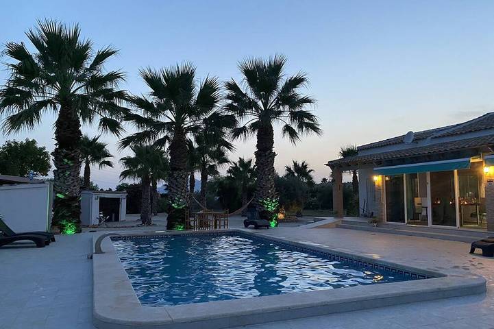 Villa moderna con gran jardín y piscina en la Costa Blanca cerca del mar. in Catral, Provincia de Alicante