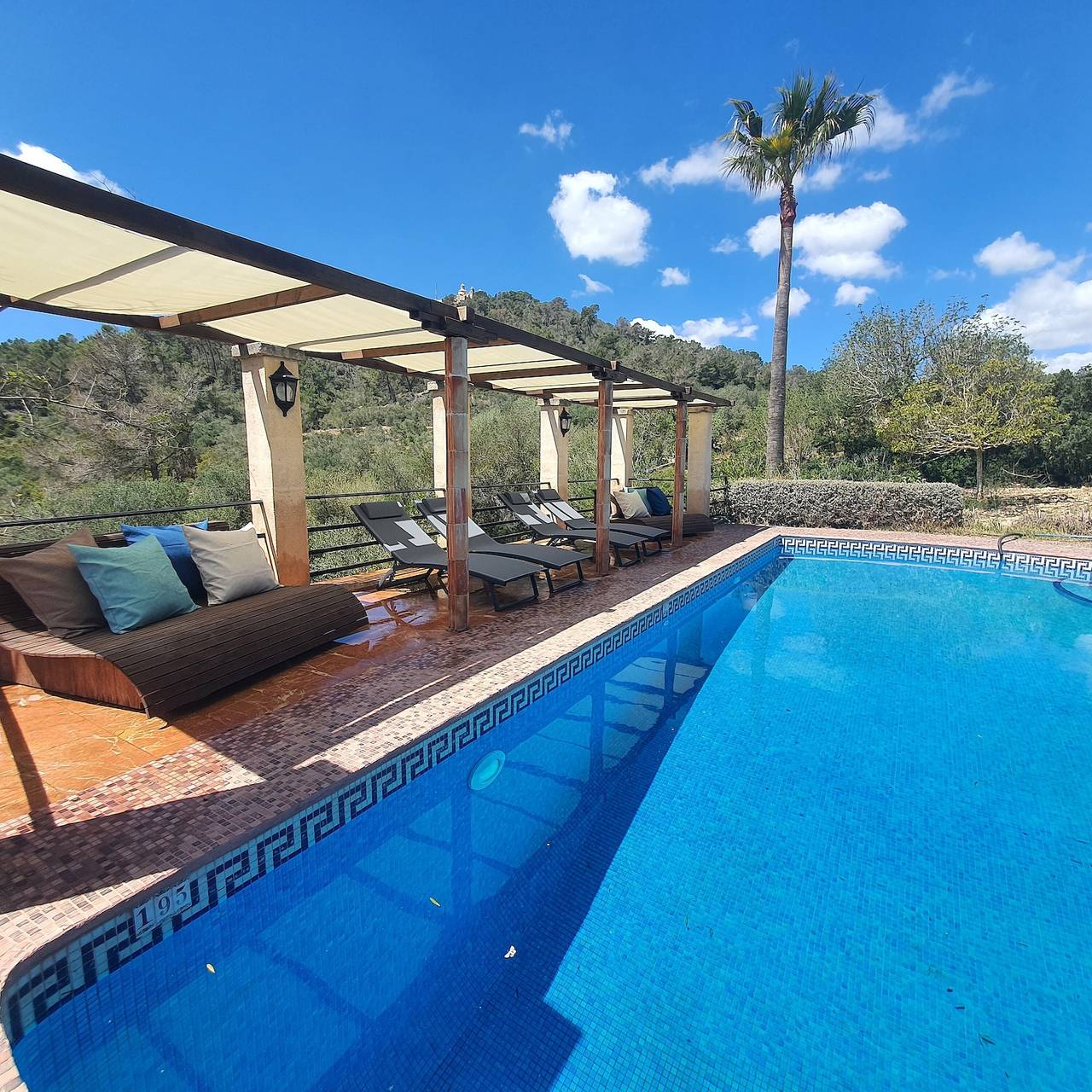 Entire apartment, Holiday Apartment "Es Mulí" with Mountain View, Shared Pool & Wi-Fi in Petra, Majorca Center