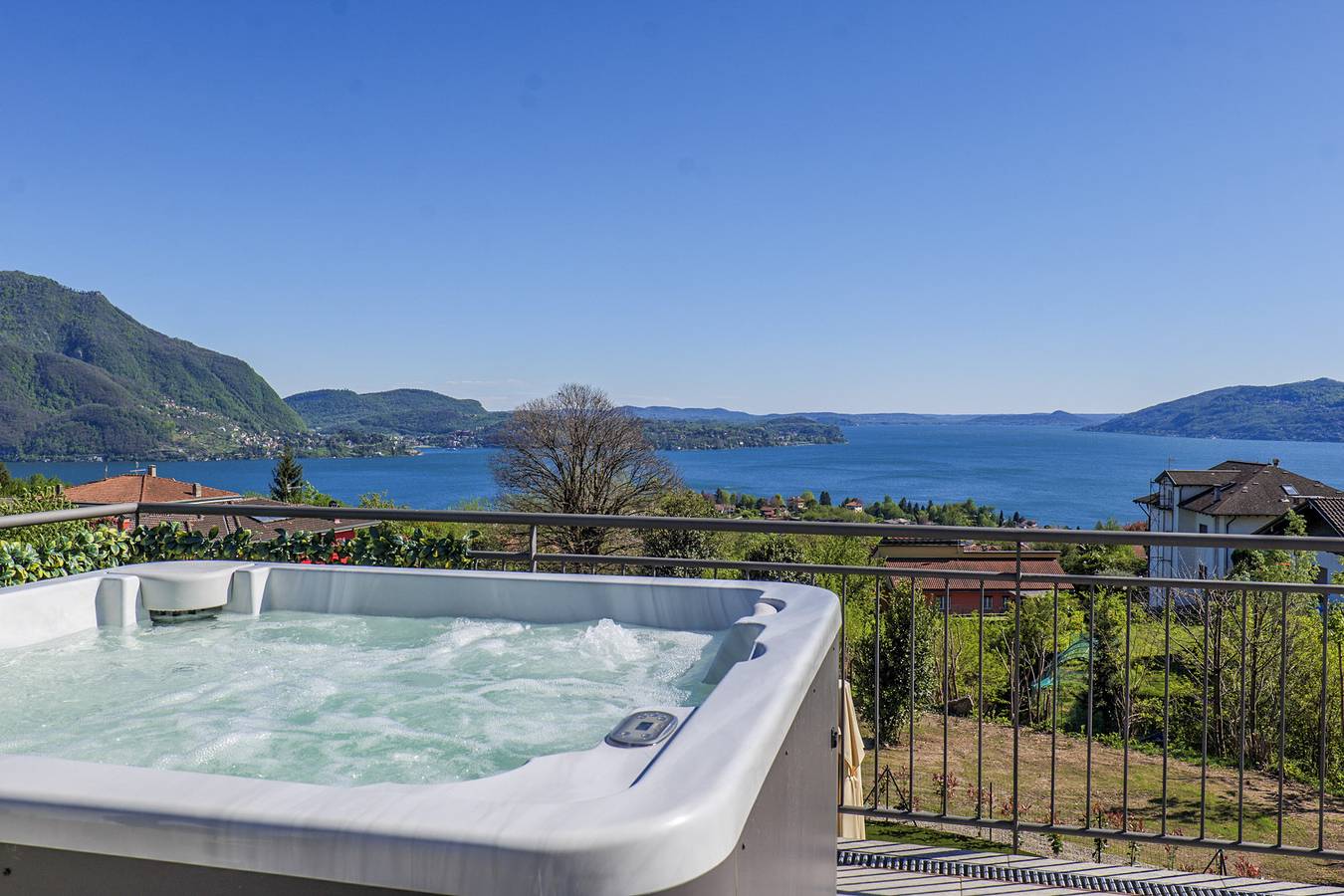Entire apartment, Vacation apartment for 12 people with balcony in Arizzano, Lago Maggiore (Piemonte)