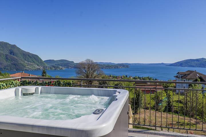 Vakantieappartement voor 26 personen, with whirlpool and tuin as well as balkon aan Lago Maggiore