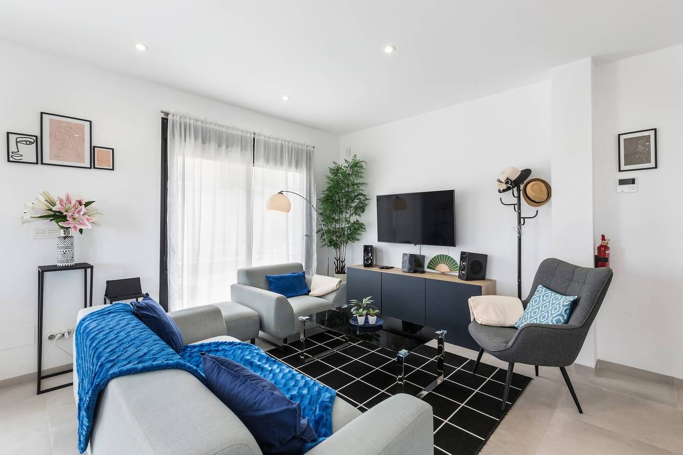 Apartamento entero, Apartamento vacacional "Senika" con vistas a la montaña, piscina compartida y Wi-Fi in Santiago de la Ribera, San Javier