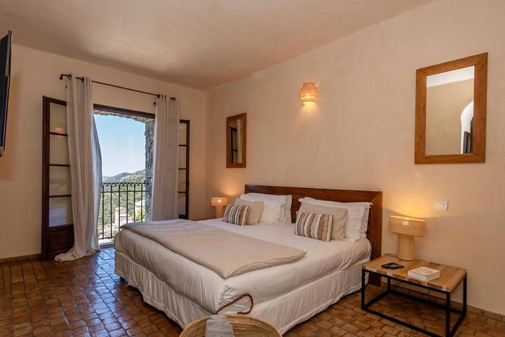 Hôtel pour 2 personnes, avec terrasse et vue ainsi que jardin et piscine à Lama - 3