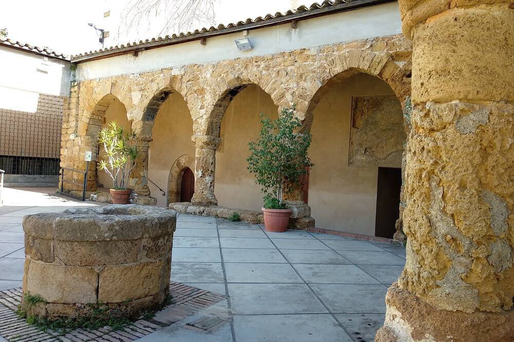 Entire apartment, Independent studio in the historic center, with kitchenette. in Agrigento, Agrigento Province