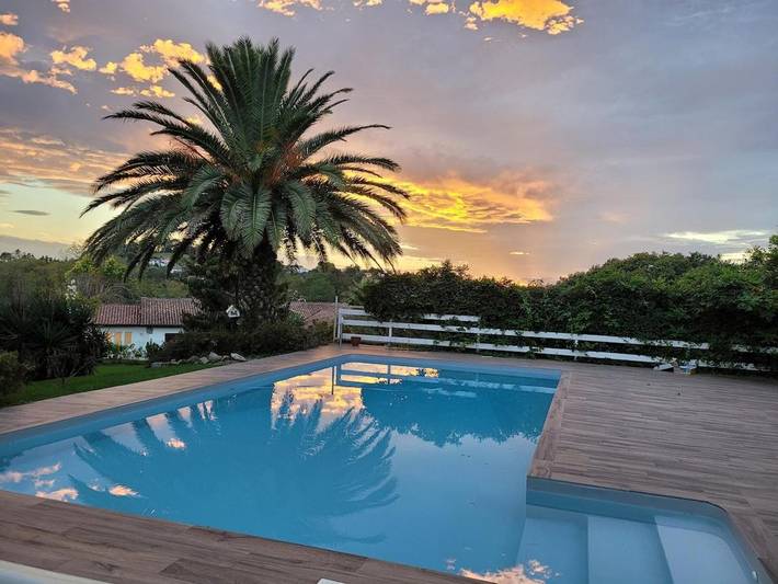 Location de vacances pour 4 personnes, avec Balcon et Terrasse ainsi que Jardin et Piscine à Villefranque