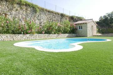 Gîte pour 4 personnes, avec piscine à Viviers