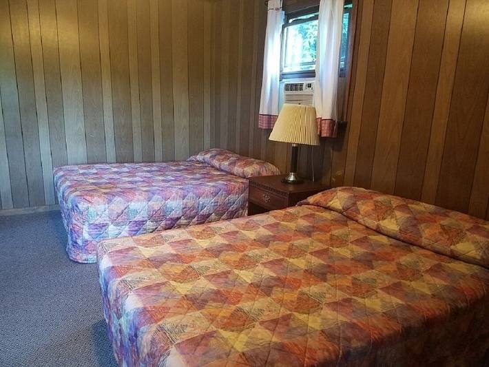 Log cabin for 8 people in Lake George