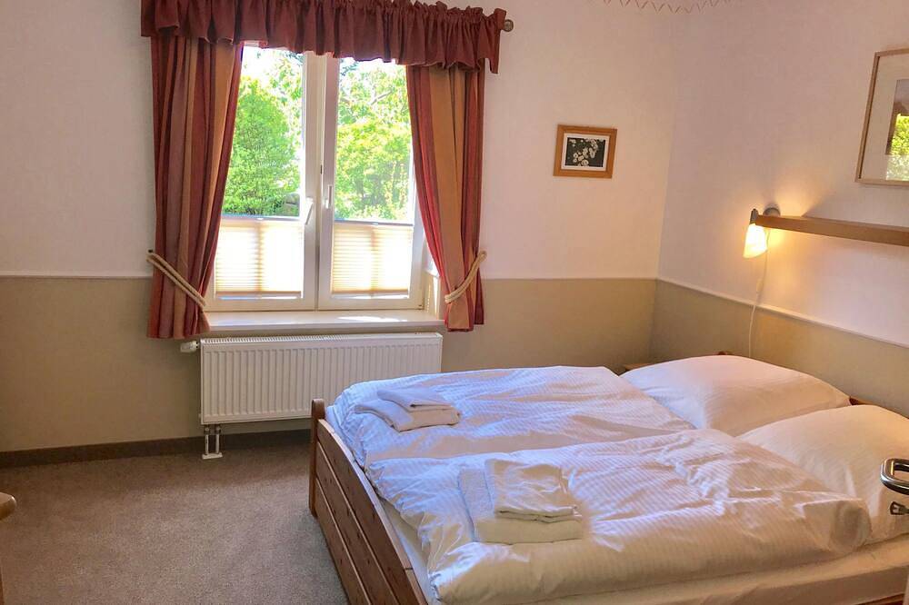 Ganze Wohnung, Ein Steinwurf zum Ostseestrand: Ferienwohnung Martha mit Terrasse in Polchow, Glowe