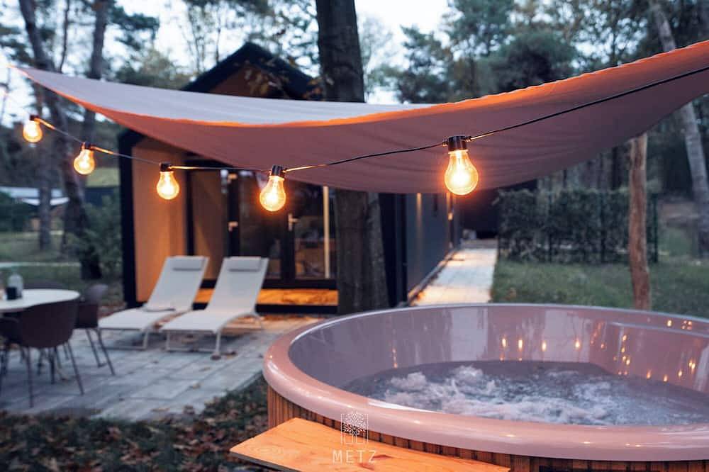 Wellness Lodge with hot tub in the woods on the Sallandse Heuvelrug in Sallandse Heuvelrug