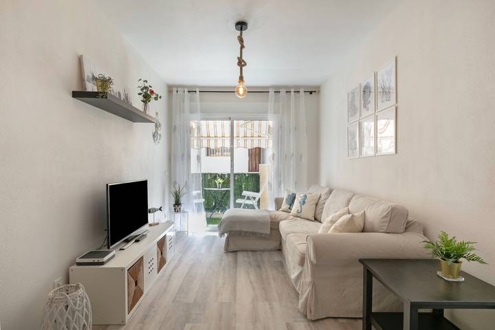 Entire apartment, Vacation 'San Telmo' with Private Terrace and Wi-Fi in Playa de las Américas, Arona
