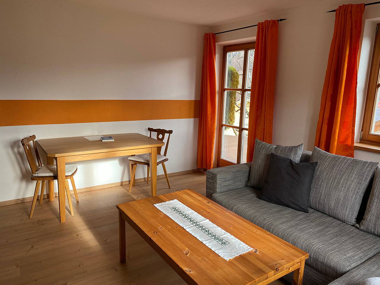 Ganze Ferienwohnung, Ferienwohnungen Wolfgang Geistanger - inkl. Chiemgaukarte - Ferienwohnung Maria, 40 qm, 1 Schlafzimmer und 1 Wohnzimmer, Terrasse, Wlan in Siegsdorf, Bayerische Alpen