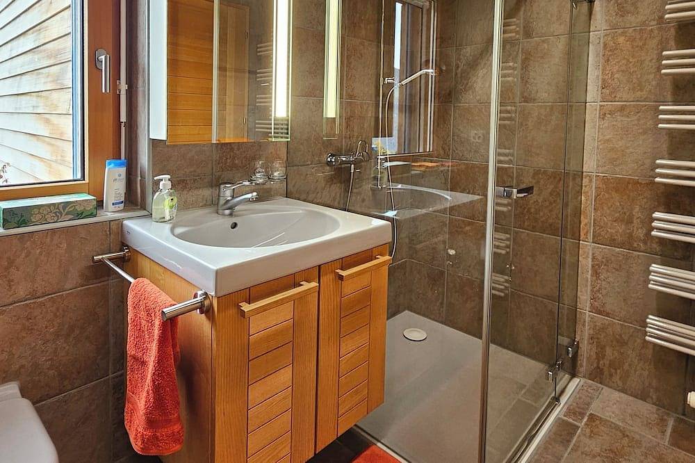 Ganze Wohnung, Apartment Edelweiss – atemberaubende See- und Bergsicht, ruhig, sonnig, Terrasse in Treib, Seelisberg