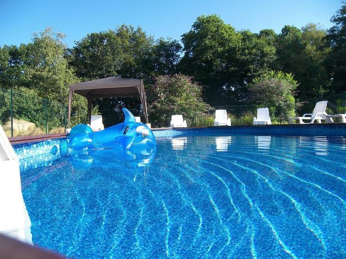 Gîte pour 6 personnes, avec piscine ainsi que jardin et vue, adapté aux familles à Malguénac