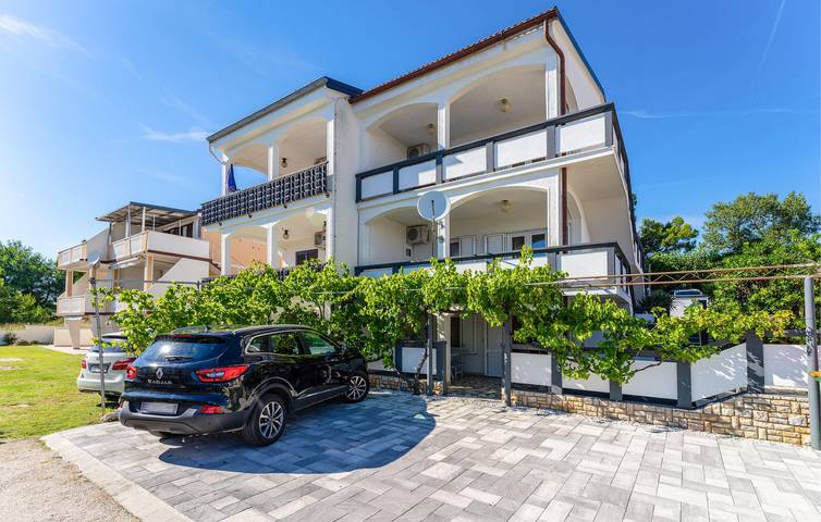Appartement de vacances pour 4 personnes, avec Terrasse et Jardin à Rtina