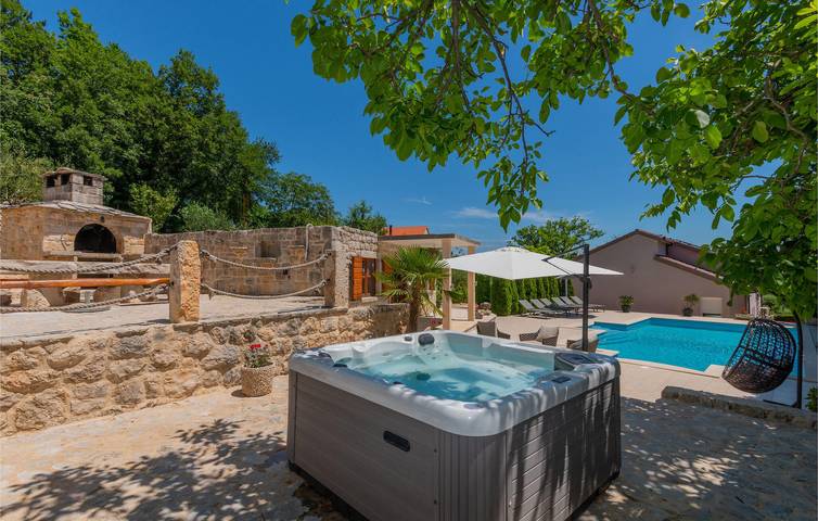 Gemütliche 1-Zimmer-Wohnung mit Pool und Terrasse, 1,5 km vom Fluss Sija entfernt in Imotski, Makarska Riviera