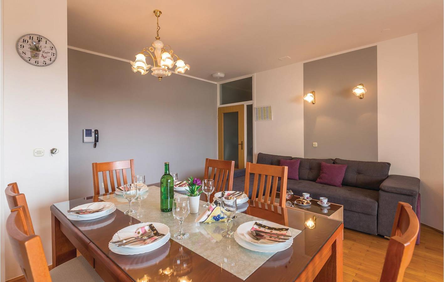 Appartement de vacances entier, Appartement confortable avec vue sur la mer à Makarska, avec Wi-Fi et terrasse in Makarska, Makarska riviera