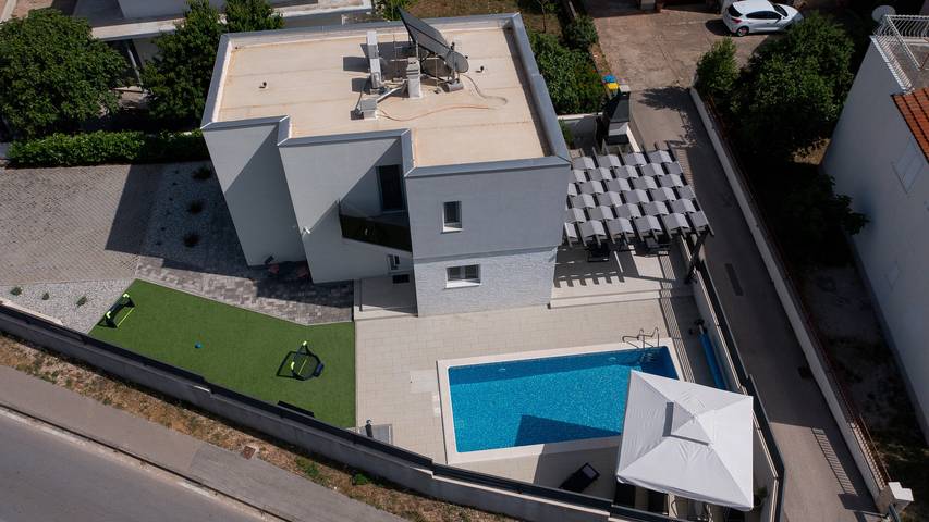 Villa pour 8 personnes, avec jardin à Šibenik
