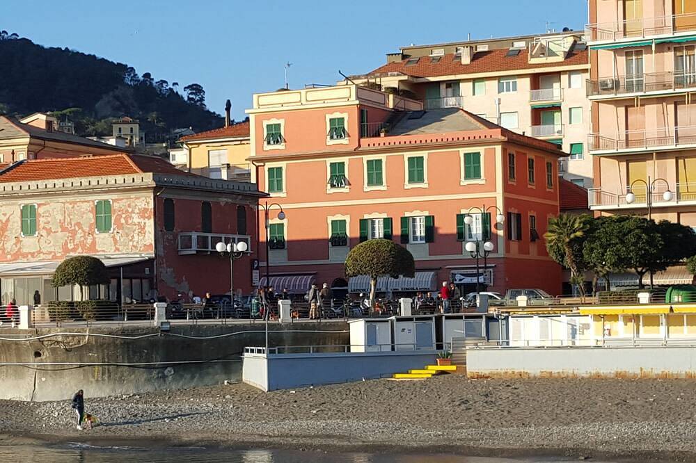 Entire apartment, Charming three-room on the sea front promenade of Chiavari sea in Chiavari, Riviera di Levante