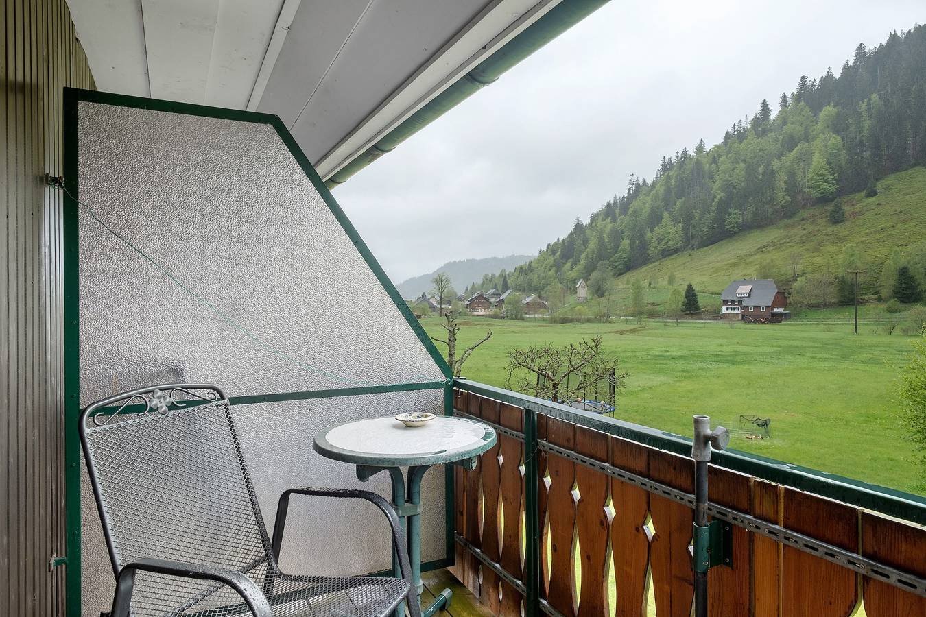 Zimmer 'Zimmer 3 Mit Balkon' mit Bergblick, Gemeinschaftsterrasse und Wi-Fi in St. Blasien, Südschwarzwald