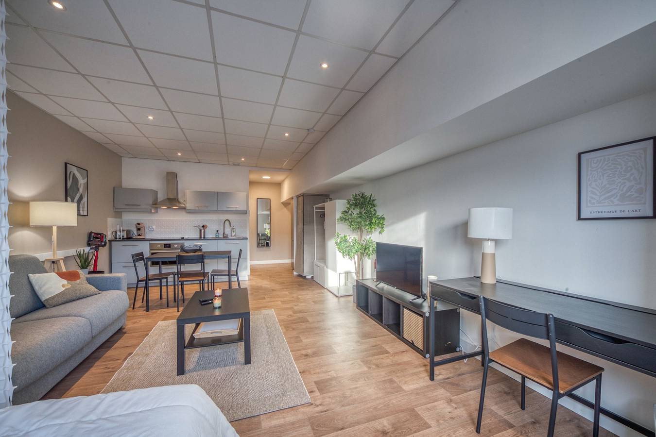 Entire studio, Premium 1-Bedroom Apartment – Cozy & Comfortable with Wi-Fi and Air Conditioning in L'Isère, Isère