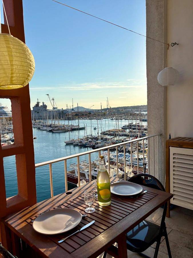 Gîte pour 2 personnes, avec terrasse et vue dans Office De Tourisme De Toulon