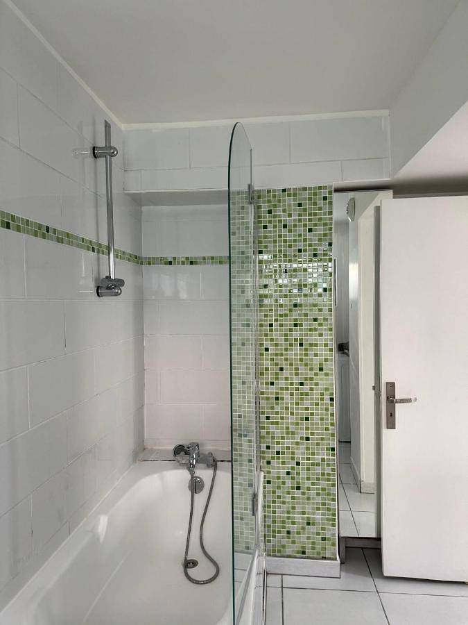 Appartement entier, Ground-Floor Apartment With private Garden in Étampes, Essonne