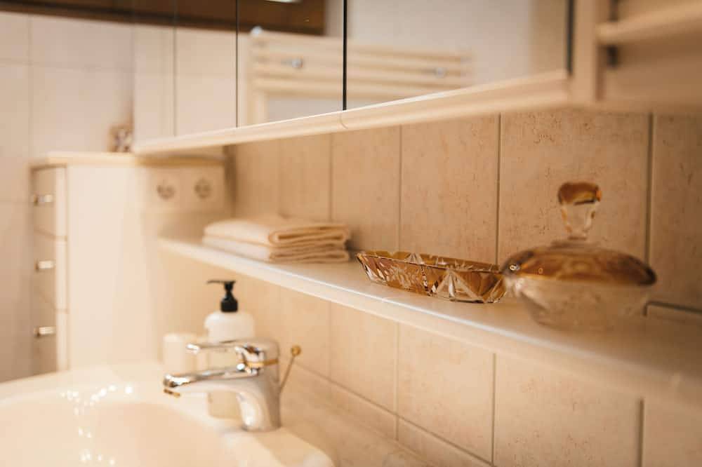 Ganze Wohnung, Villa Marwa: Apartment Hortensia im Grünen, ruhig, fußläufig ins Zentrum 10 Min. in Innsbruck, Innsbruck und Umgebung