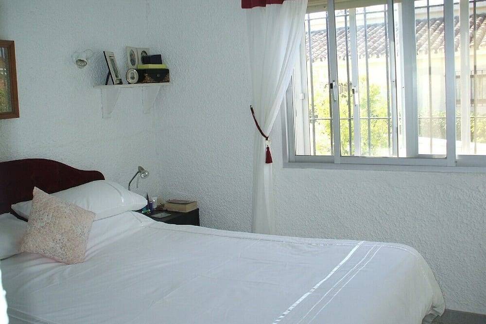 Villa familiar tranquila aislada de 3 dormitorios y baños con piscina y jardines in La Gaspara, Estepona