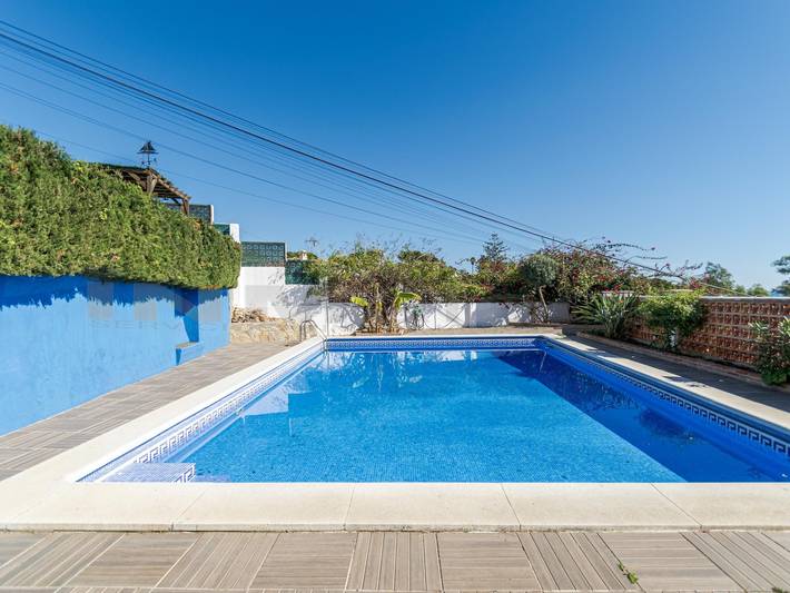 Sea View Apartment with Parking, Pool & Terrace - 100m to Benajarafe Beach in Urbanizacion La Esperanza, Vélez-Málaga
