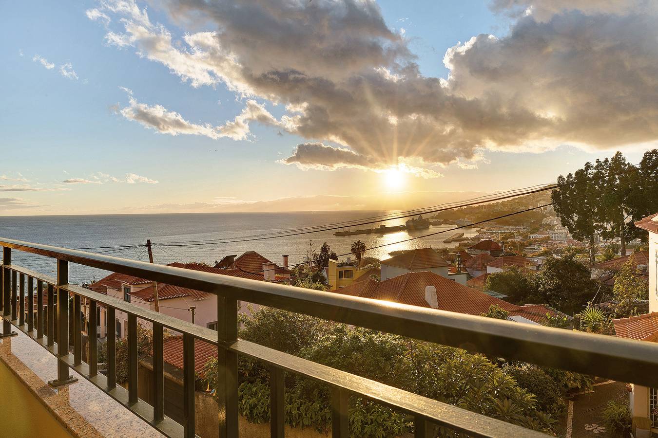 Appartement entier, Appartement de vacances "Palheiro Residence Familiar 2" avec vue sur la mer, balcons et Wi-Fi. in Lazareto, Funchal (Santa Maria Maior)