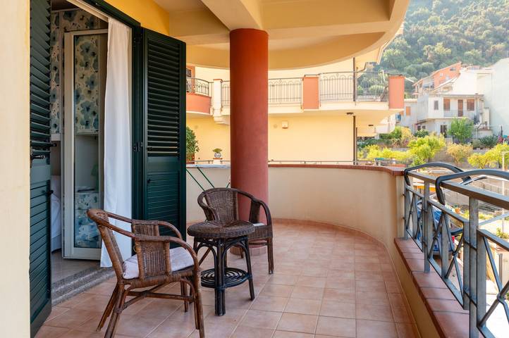 Entire apartment, 'Vacanza Gliaca' Apartment with Sea View, Balcony, and Air Conditioning in Piraino, Messina Province