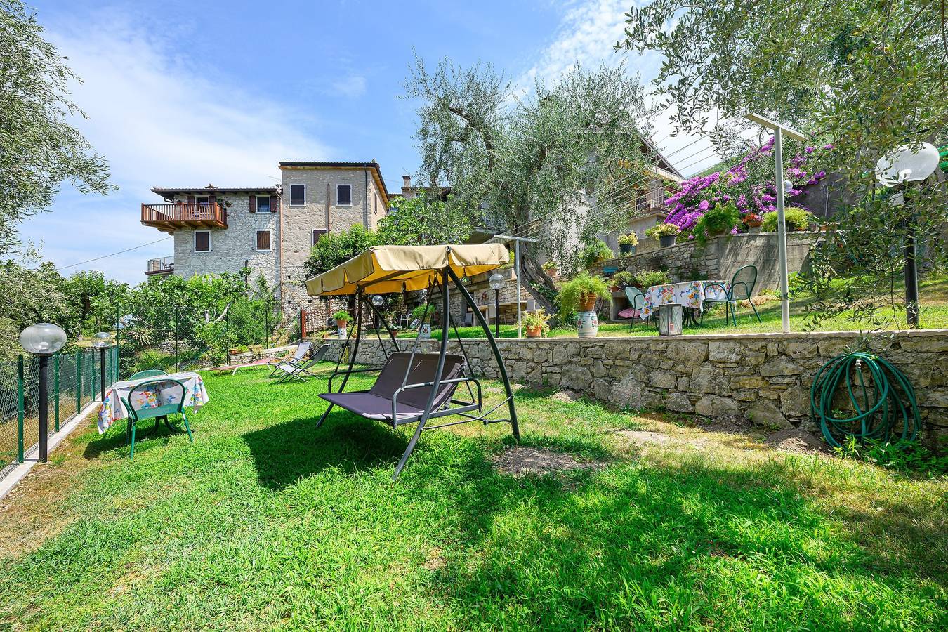 Ganze Wohnung, Ferienwohnung 'Casa Antony' mit Seeblick, privater Terrasse und Wlan in Torri del Benaco, Gardasee-Berge