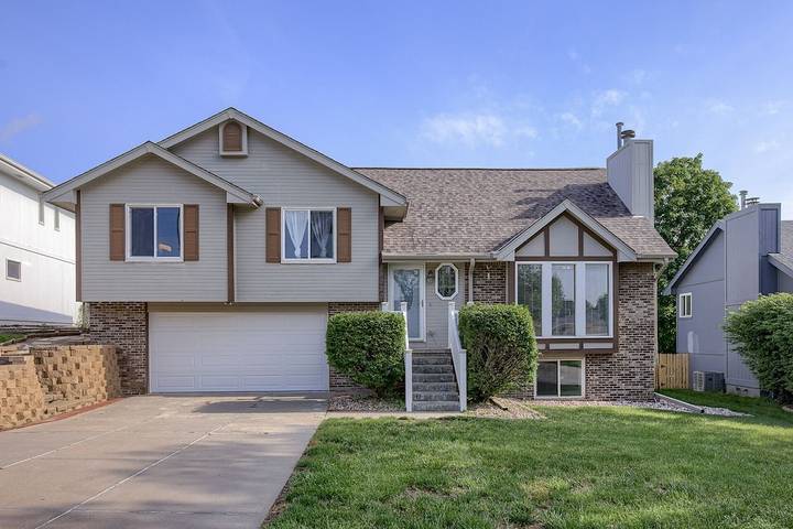 Vacation rental for 12 people, with hot tub and balcony as well as yard in Omaha