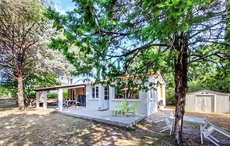 Location de vacances pour 7 personnes, avec terrasse à Méjannes-le-Clap